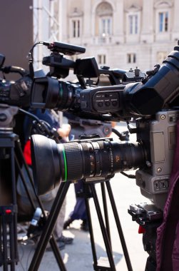 Açık hava film setinde profesyonel dijital kamera kurulumu