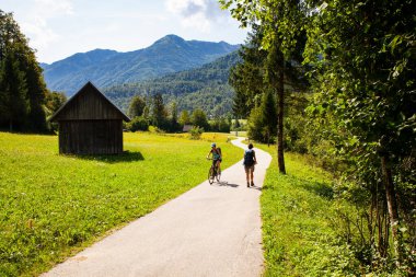 Bohinj, Slovenya - Ağustos 04: Bisikletçi, Slovenya kırsalında 4 Ağustos 2019 