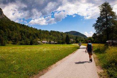 Bohinj, Slovenya - Ağustos 04: Sırt çantalı genç bir kadın 4 Ağustos 2019 