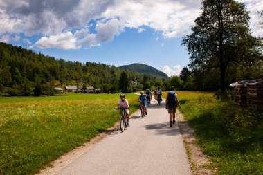 Bohinj, Slovenya - Ağustos 04: Aile 4 Ağustos 2019 'da kırsal alanda bisiklet sürerken