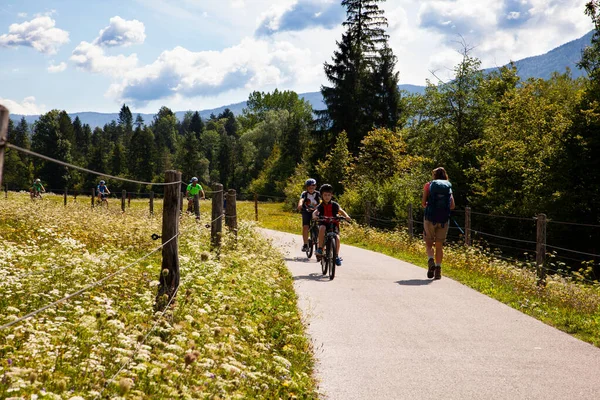 Bohinj Szlovénia Augusztus Családi Kerékpártúra Vidéki Pályán 2019 Augusztus — Stock Fotó