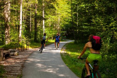 Slovenya 'nın Bohinj kentinde dağ bisikleti sürücüleri