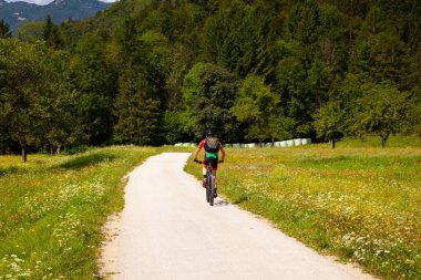 Slovenya 'nın Bohinj kentinde dağ bisikleti yarışçısı
