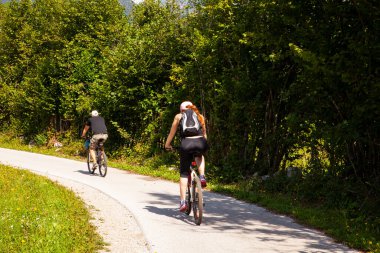 Slovenya 'nın Bohinj kentinde dağ bisikleti sürücüleri