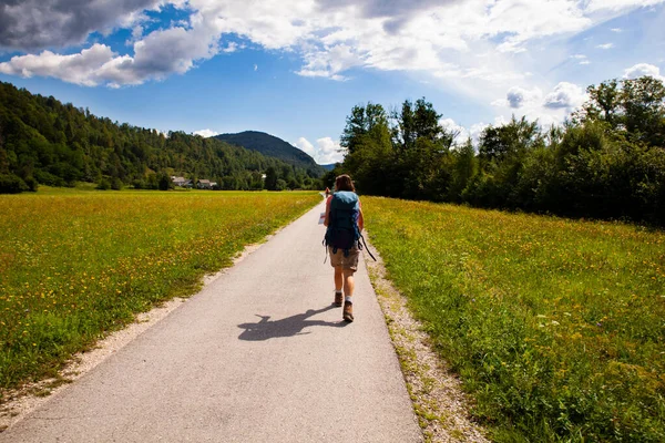 Jeune Femme Avec Sac Dos Randonnée Long Chemin Dans Campagne — Photo