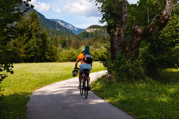 슬로베니아의 즈에서 산악자전거를 시골길을 달리는 사람들 — 스톡 사진