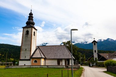 St. Pavel Kilisesi manzarası, Bohinj Stara Fuzina 'daki hac rotası. Slovenya
