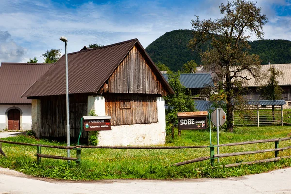 斯洛文尼亚Bohinj附近Stara Fuzina小镇的斯洛文尼亚小木屋景观 — 图库照片
