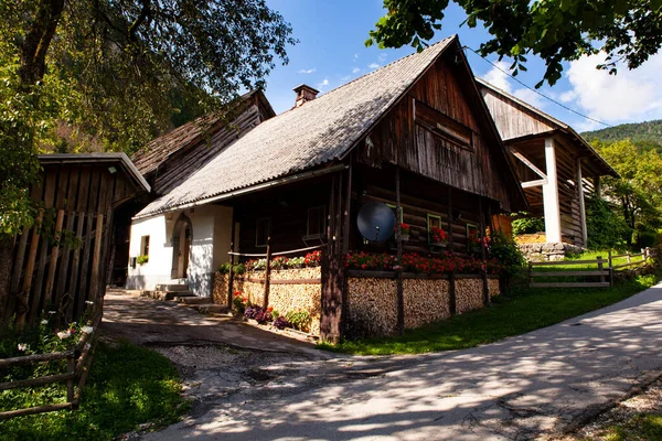 Vista Del Chalet Esloveno Stara Fuzina Pequeña Ciudad Cerca Bohinj —  Fotos de Stock