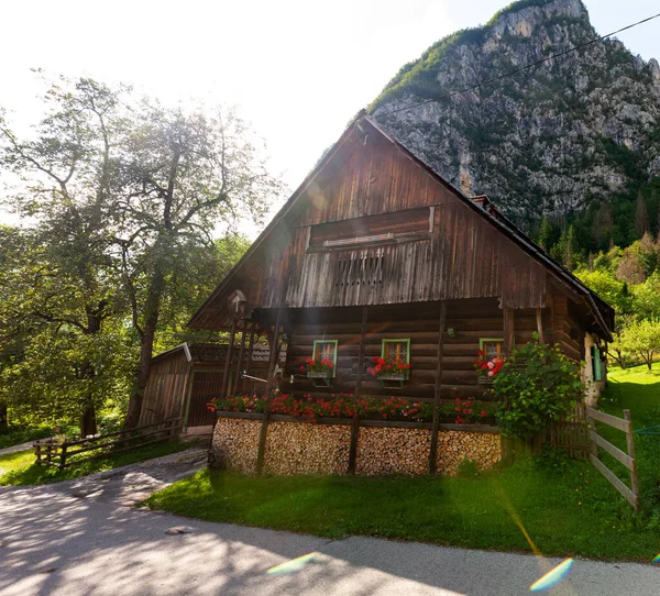 Vista Del Chalet Esloveno Stara Fuzina Pequeña Ciudad Cerca Bohinj —  Fotos de Stock