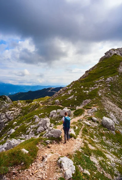 Jeune Femme Avec Sac Dos Randonnée Long Sentier Dans Partie — Photo