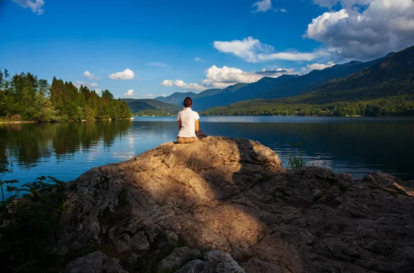 Menina Sentada Uma Rocha Olhando Para Lago Bohinj Cênica Eslovênia — Fotografia de Stock