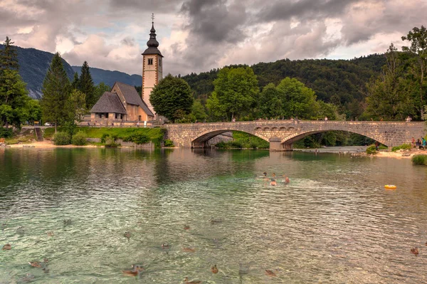 Bohinj湖与施洗者圣约翰教堂的景观 — 图库照片