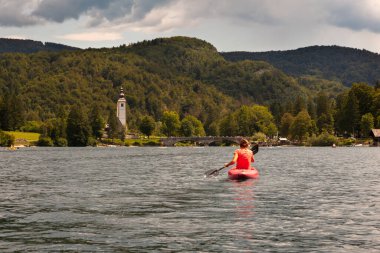 Slovenya 'nın Bohinj gölünde kayak yapan kız