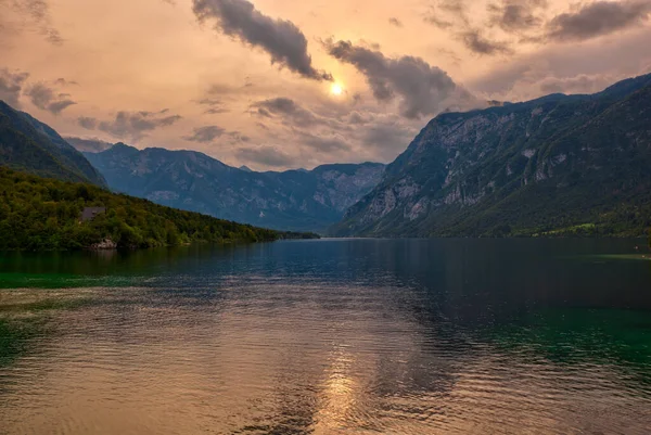 スロベニア最大の永久湖であるボヒンジ湖の景色は ジュリアンアルプスのボヒンジ渓谷内に位置しています — ストック写真