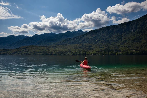 Девушка Байдарках Живописном Озере Бохинь Словения — стоковое фото