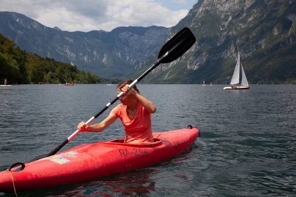 Fille Kayak Dans Lac Pittoresque Bohinj Slovénie — Photo