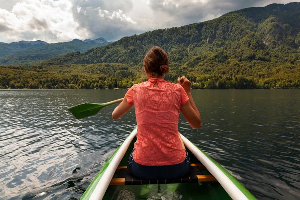 Kayak Femminile Nel Pittoresco Lago Bohinj Slovenia — Foto Stock