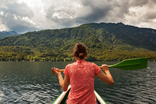 Fille Kayak Dans Lac Pittoresque Bohinj Slovénie — Photo