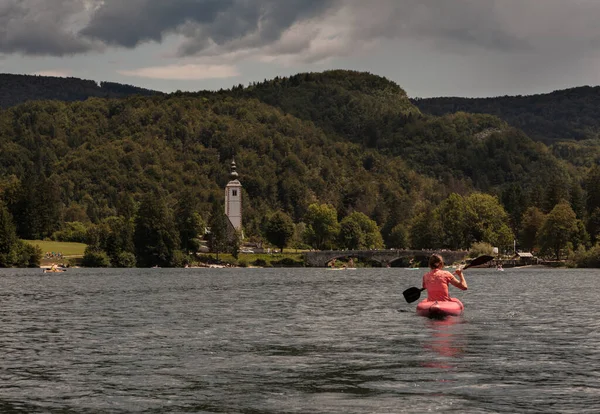 Meisje Kajakken Het Schilderachtige Bohinj Meer Slovenië — Stockfoto