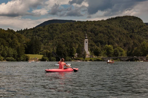 Kayak Femminile Nel Pittoresco Lago Bohinj Slovenia — Foto Stock