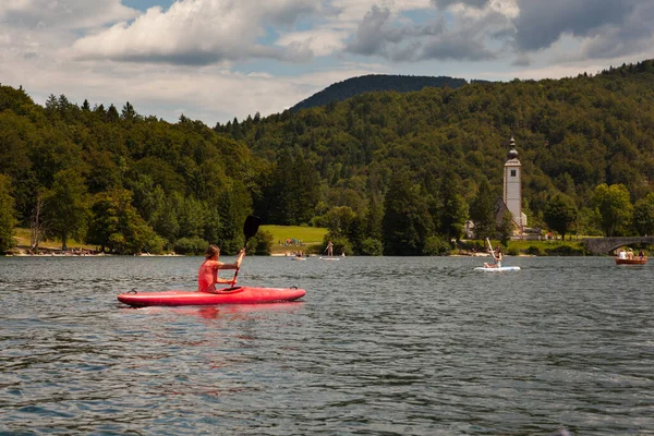 Kayak Femminile Nel Pittoresco Lago Bohinj Slovenia — Foto Stock
