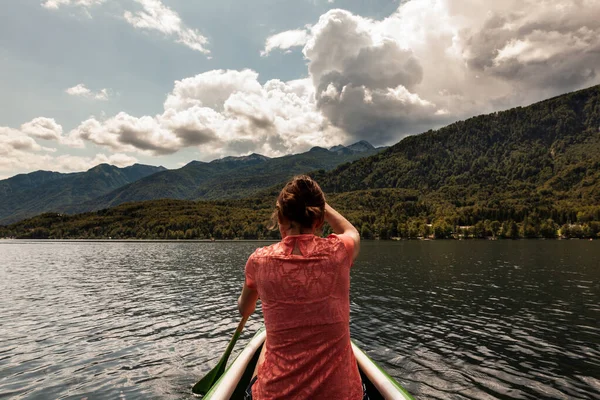 Kayak Femminile Nel Pittoresco Lago Bohinj Slovenia — Foto Stock