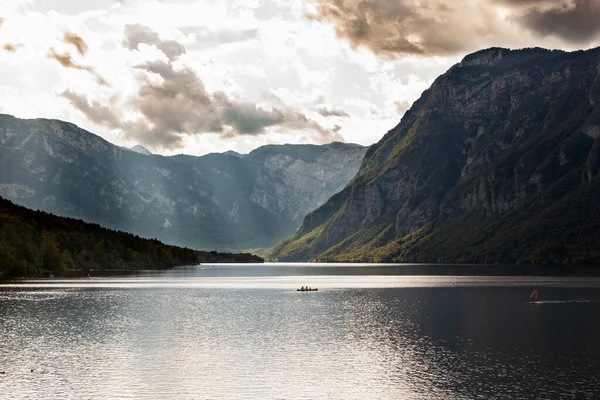 スロベニア最大の永久湖であるボヒンジ湖の景色は ジュリアンアルプスのボヒンジ渓谷内に位置しています — ストック写真