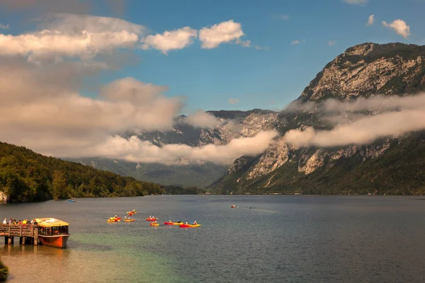 Gente Che Kayak Nel Lago Bohinj Slovenia — Foto Stock