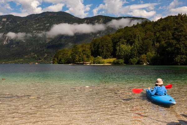 Chica Kayak Pintoresco Lago Bohinj Eslovenia — Foto de Stock