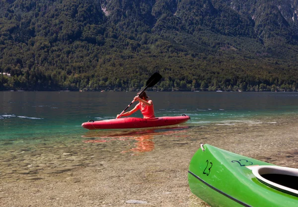 Dziewczyna Spływająca Kajakiem Malowniczym Jeziorze Bohinj Słowenia — Zdjęcie stockowe