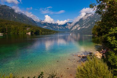 BOHINJ, SLOVENIA - 01 Ağustos 2019 'da Slovenya' nın en büyük daimi gölü olan manzaralı Bohinj Gölü Julian Alpleri 'nin Bohinj Vadisi içinde yer aldı.