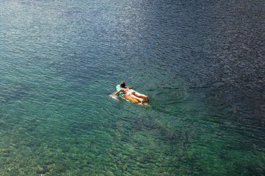 BOHINJ, SLOVENIA - 03 Ağustos 2019 'da Bohinj Gölü' nde kürek çeken kız