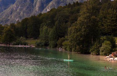 BOHINJ, SLOVENIA - 03 Ağustos 2019 'da Bohinj Gölü' nde kürek çeken kız