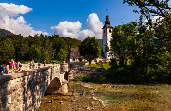 Bohinj Slovinsko 2019 Pohled Jezero Bohinj Kostelem Jana Křtitele Mostem — Stock fotografie