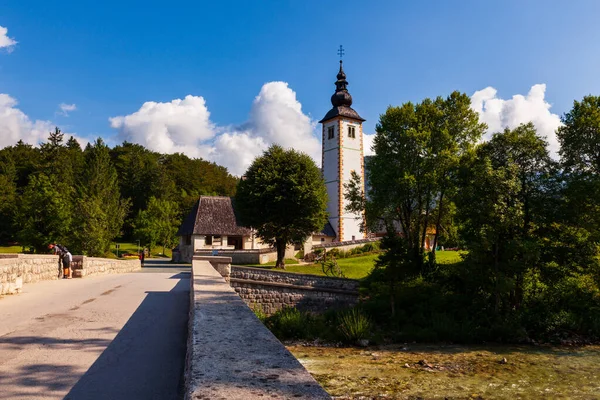 Bohinj Slovenia 2019年8月1日に洗礼堂聖ヨハネと橋でボヒンジュ湖の眺め — ストック写真
