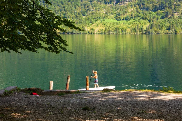 Bohinj Slovenië August Kind Paddle Board Het Bohinj Meer Augustus — Stockfoto