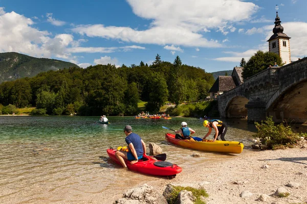 Bohinj Slovenia Agosto Gente Che Kayak Nel Pittoresco Lago Bohinj — Foto Stock