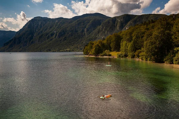 Bohinj Slovenia Agosto Ragazza Paddle Board Nel Lago Bohinj Agosto — Foto Stock