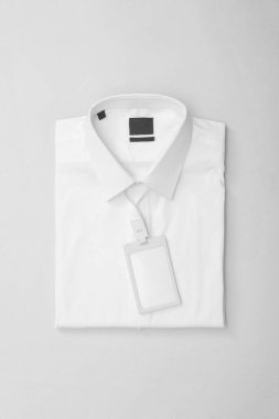 Beyaz gömlek boş etiket