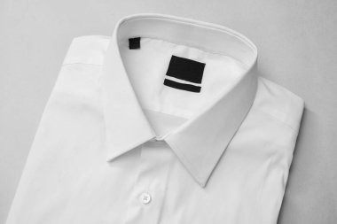 Boş etiket ile beyaz gömlek yakın çekim