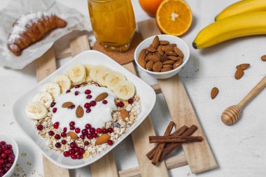 Yoğurt, muz ve yaban mersini ile müsli