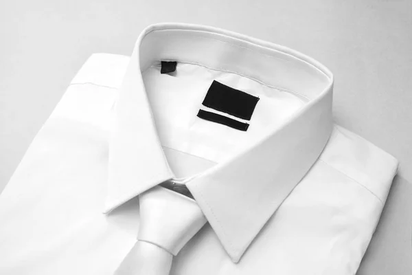 Etichetta bianca su camicia bianca — Foto Stock