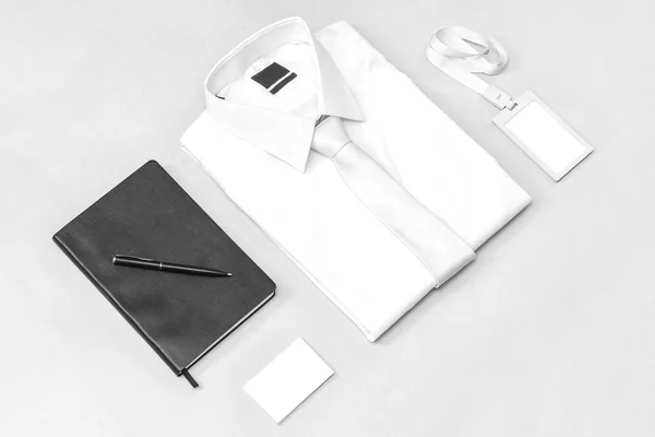 Camisa e othe equipamento de negócios na mesa branca — Fotografia de Stock