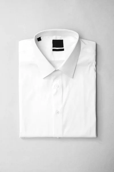 Camisa branca com etiqueta em branco — Fotografia de Stock