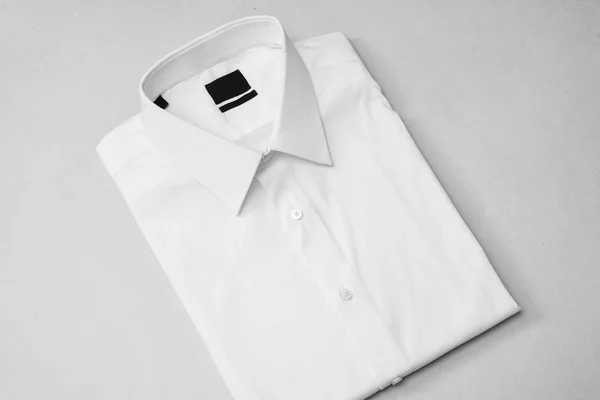 Λευκό πουκάμισο με κενή ετικέτα — Φωτογραφία Αρχείου