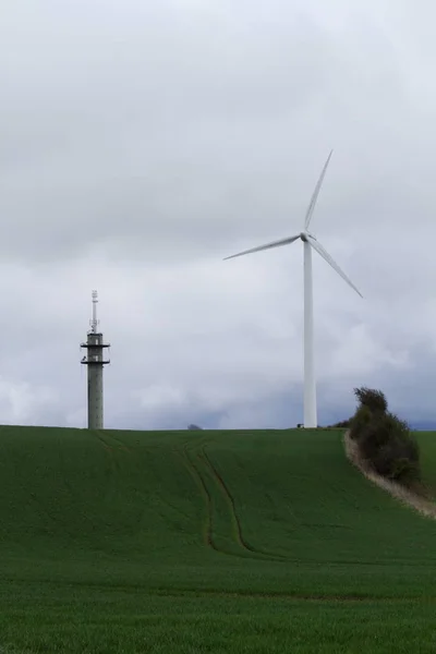 Wind turbine and communications tower Rechtenvrije Stockafbeeldingen