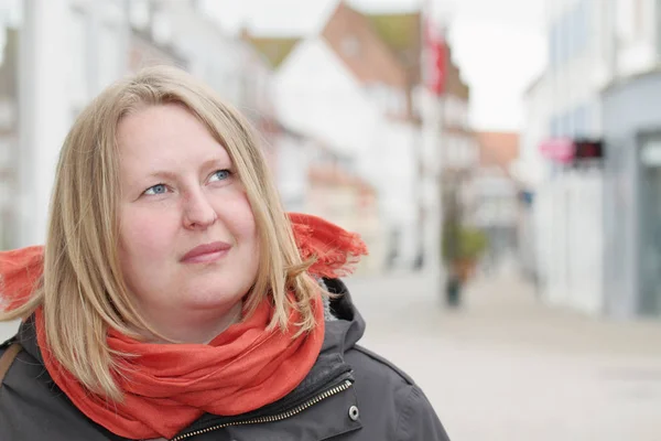 Vrouw op zoek naar copyspace in de stad Rechtenvrije Stockafbeeldingen