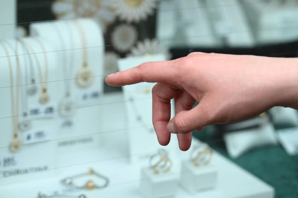 Γυναικείο χέρι δείχνοντας Καταστήματα Κοσμημάτων-Κοσμήματα Εικόνα Αρχείου