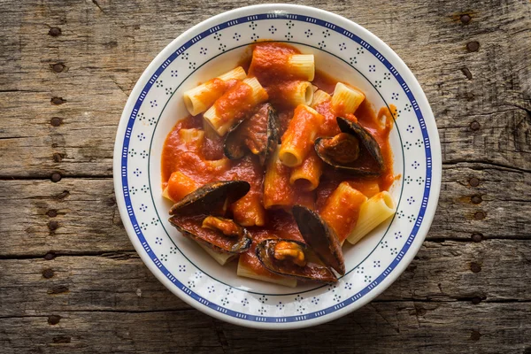 Nudeln mit gefüllten Muscheln und Tomatensauce — Stockfoto